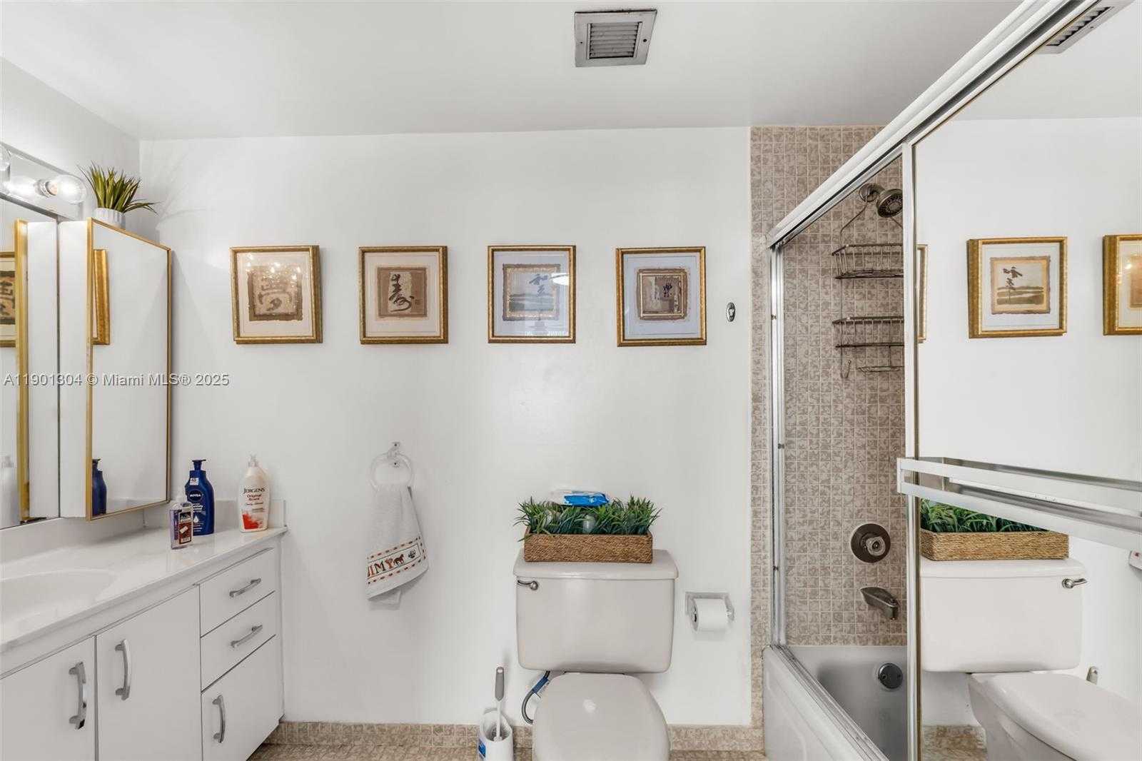 Small Image of 4001 HILLCREST DR #812, Hollywood Number 17