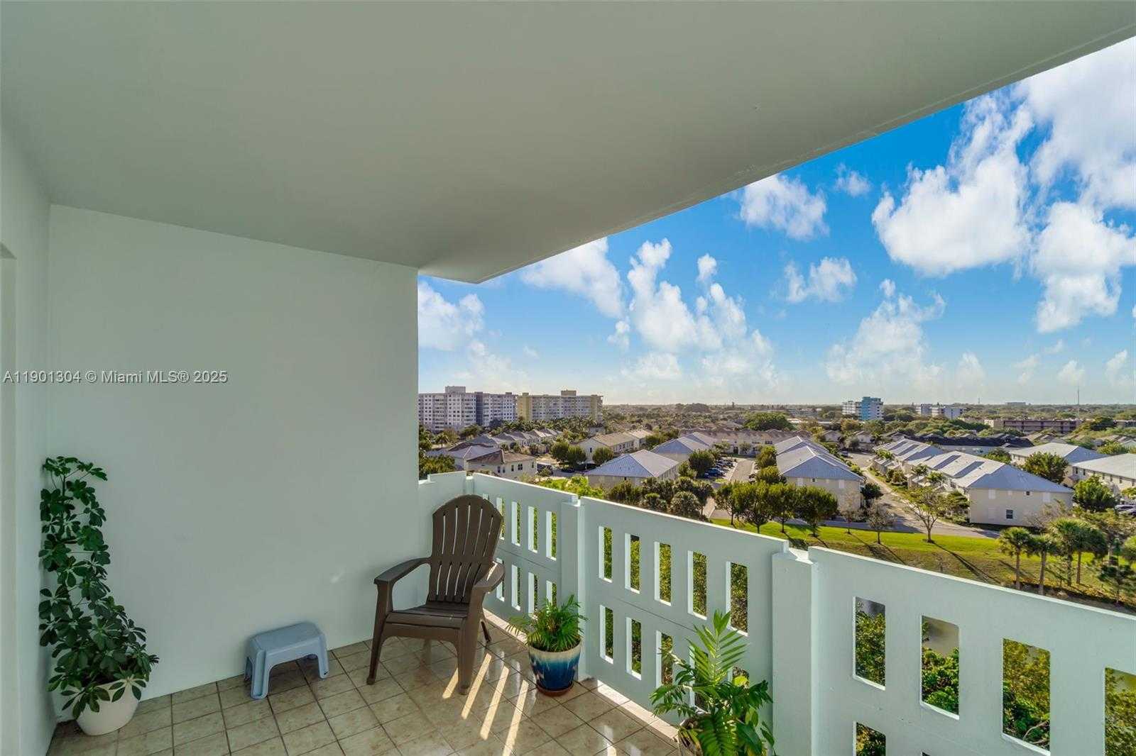 Small Image of 4001 HILLCREST DR #812, Hollywood Number 20