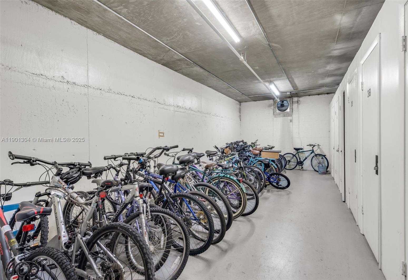 Small Image of 4001 HILLCREST DR #812, Hollywood Number 24