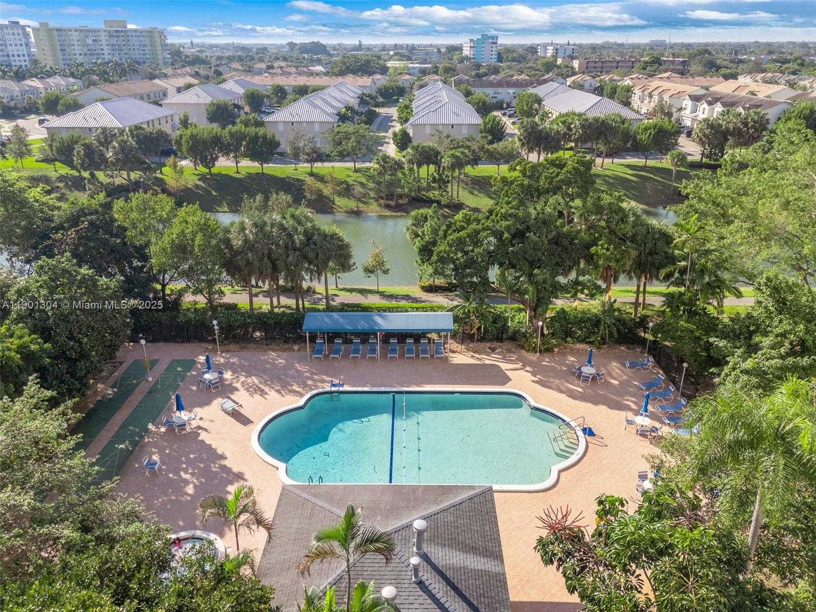 Small Image of 4001 HILLCREST DR #812, Hollywood Number 26