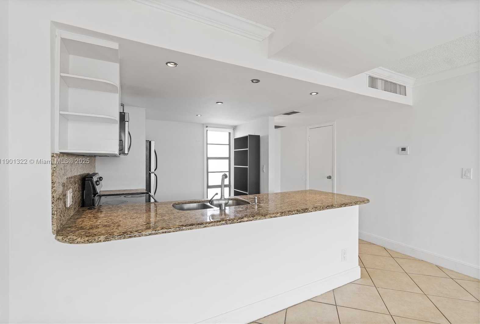 Small Image of 3475 NORTH COUNTRY CLUB DR #814, Aventura Number 11