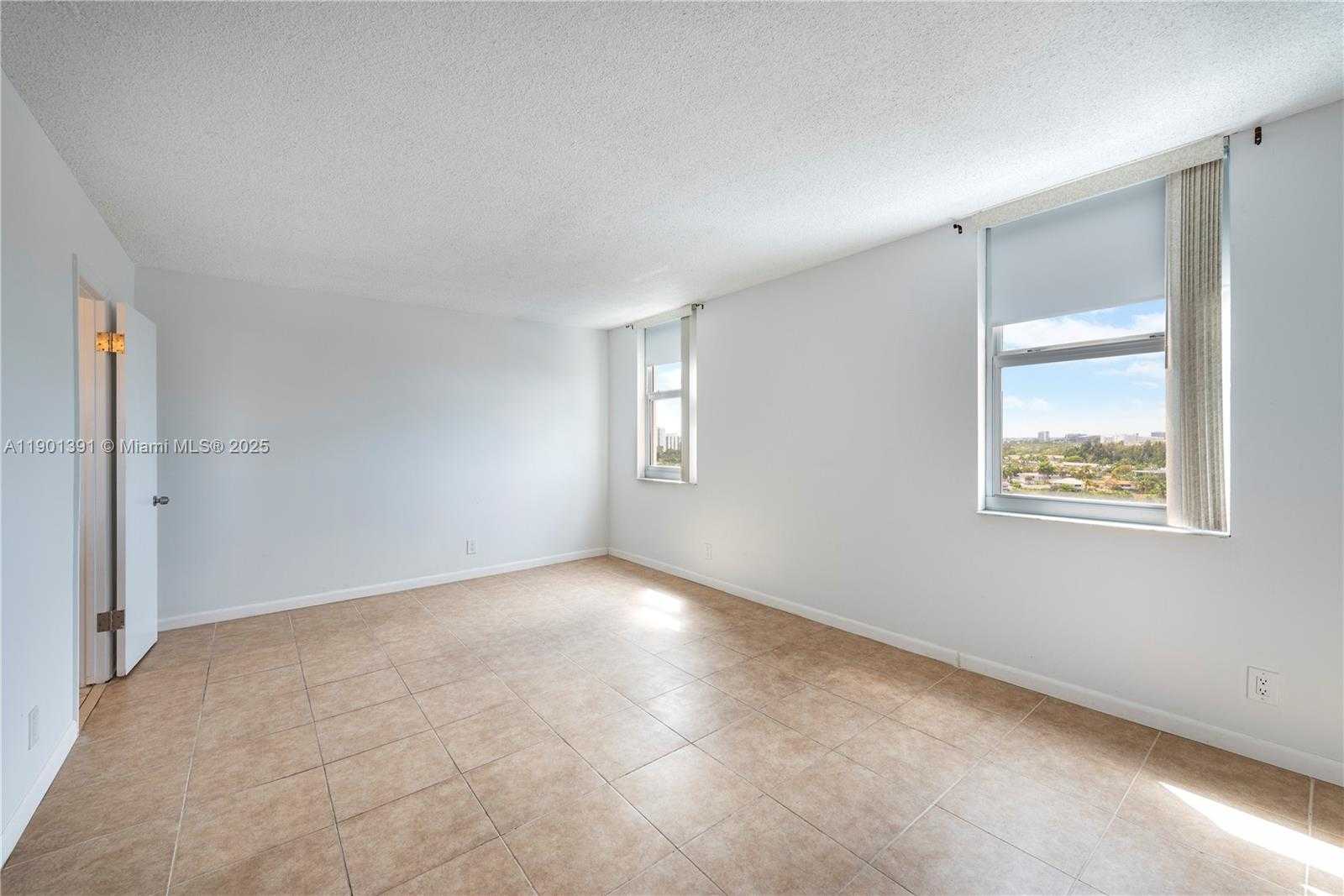 Small Image of 427 GOLDEN ISLES DR #14J, Hallandale Beach Number 11