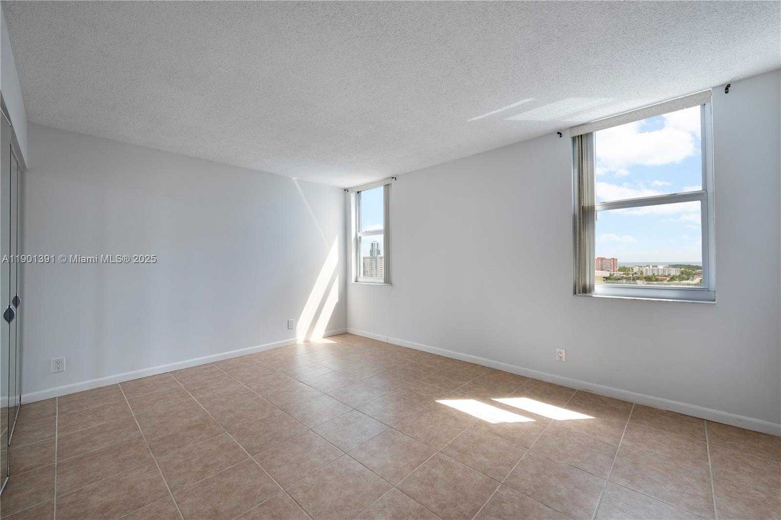 Small Image of 427 GOLDEN ISLES DR #14J, Hallandale Beach Number 13