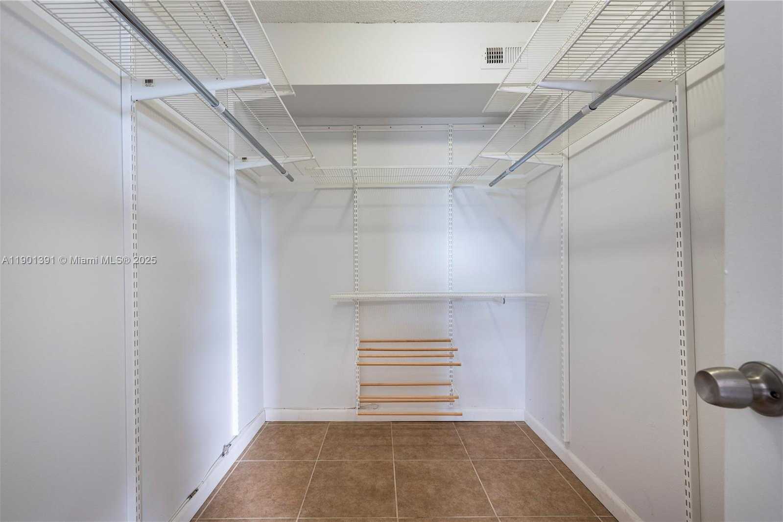 Small Image of 427 GOLDEN ISLES DR #14J, Hallandale Beach Number 15