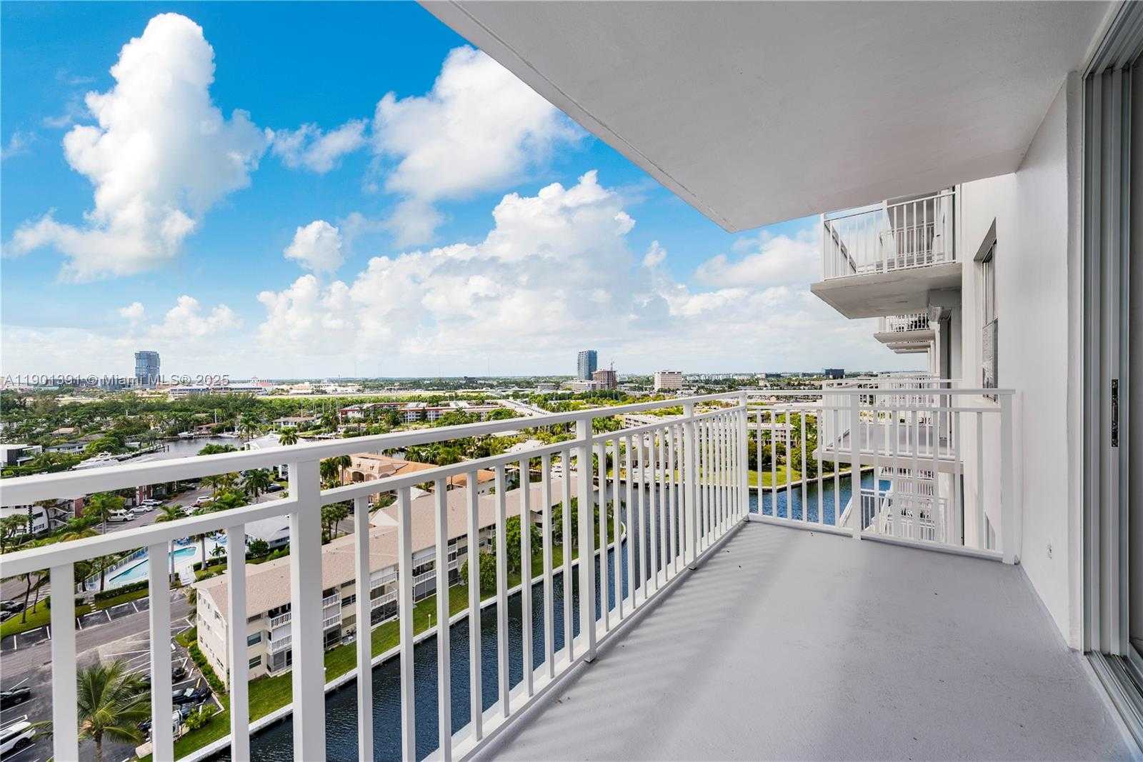 Small Image of 427 GOLDEN ISLES DR #14J, Hallandale Beach Number 3