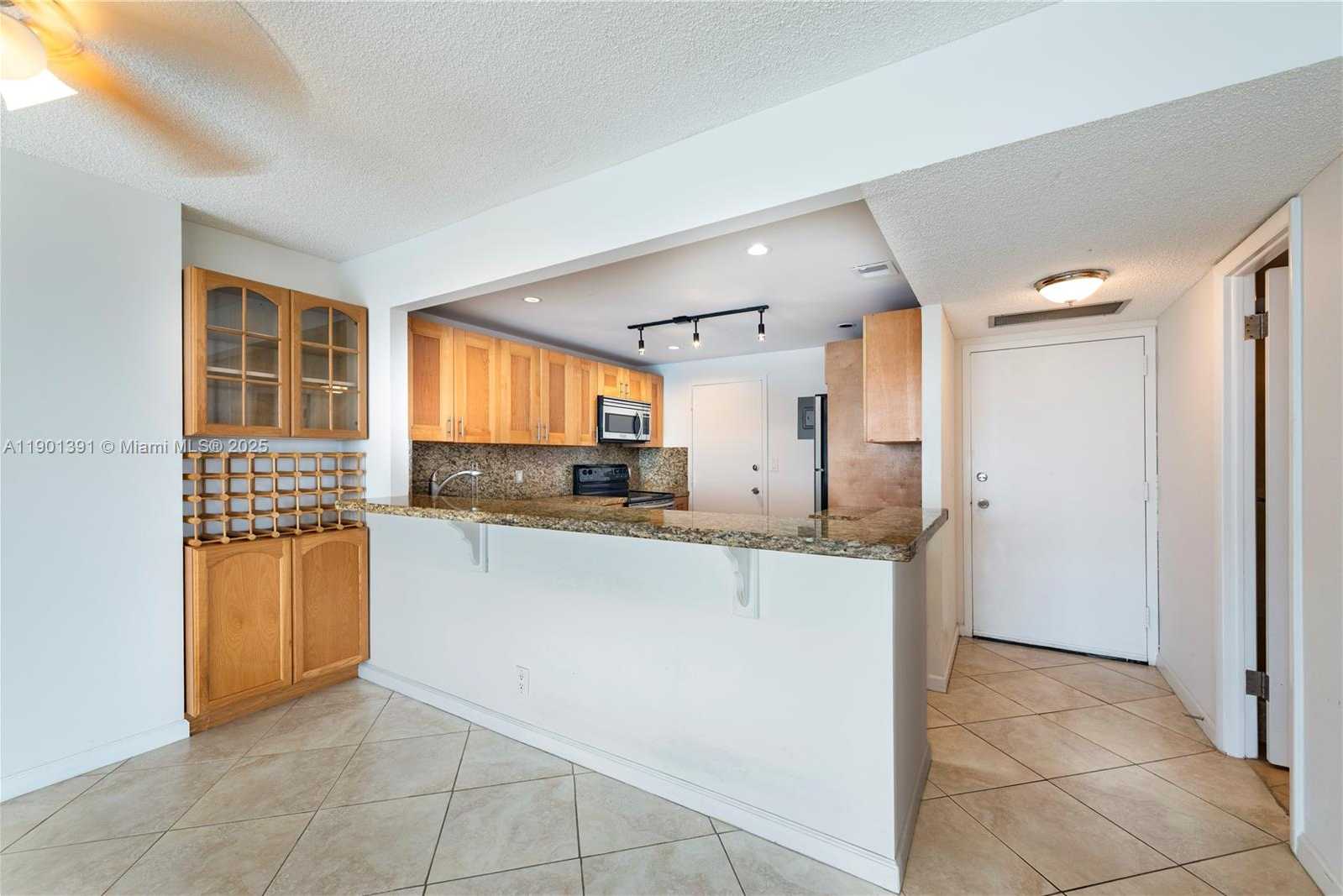 Small Image of 427 GOLDEN ISLES DR #14J, Hallandale Beach Number 6