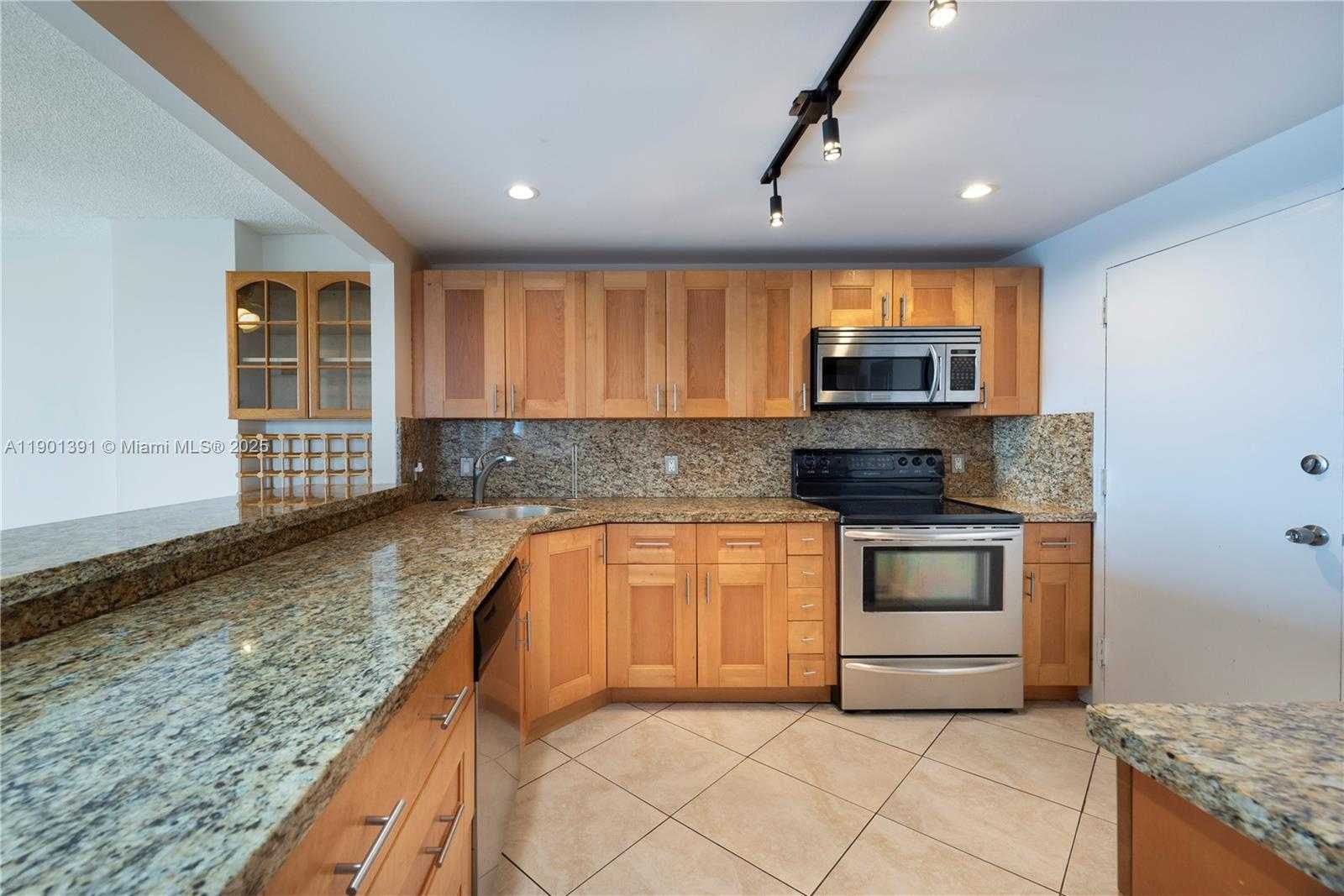 Small Image of 427 GOLDEN ISLES DR #14J, Hallandale Beach Number 8