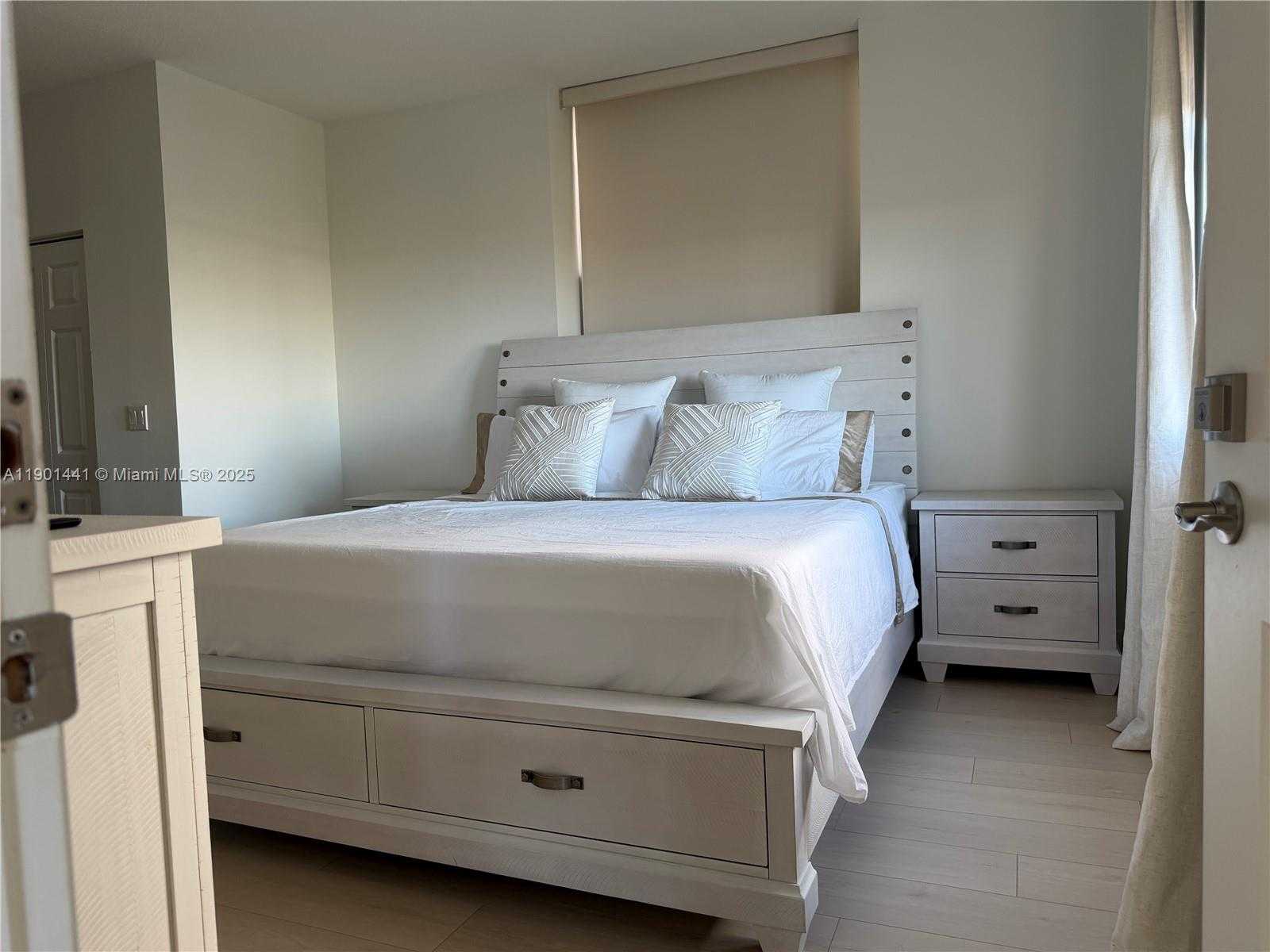Small Image of 888 SOUTH DOUGLAS RD #917, Coral Gables Number 17
