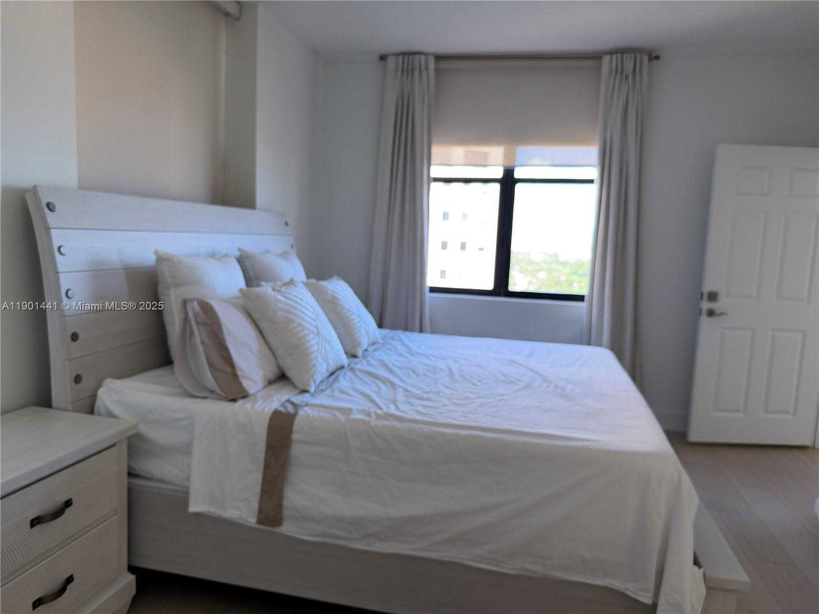 Small Image of 888 SOUTH DOUGLAS RD #917, Coral Gables Number 18