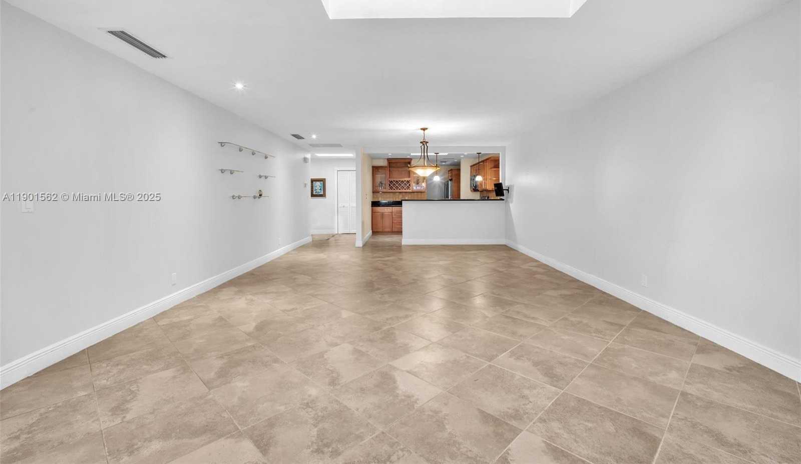 Small Image of 201 DUNWOODY LN #17-87, Hollywood Number 11