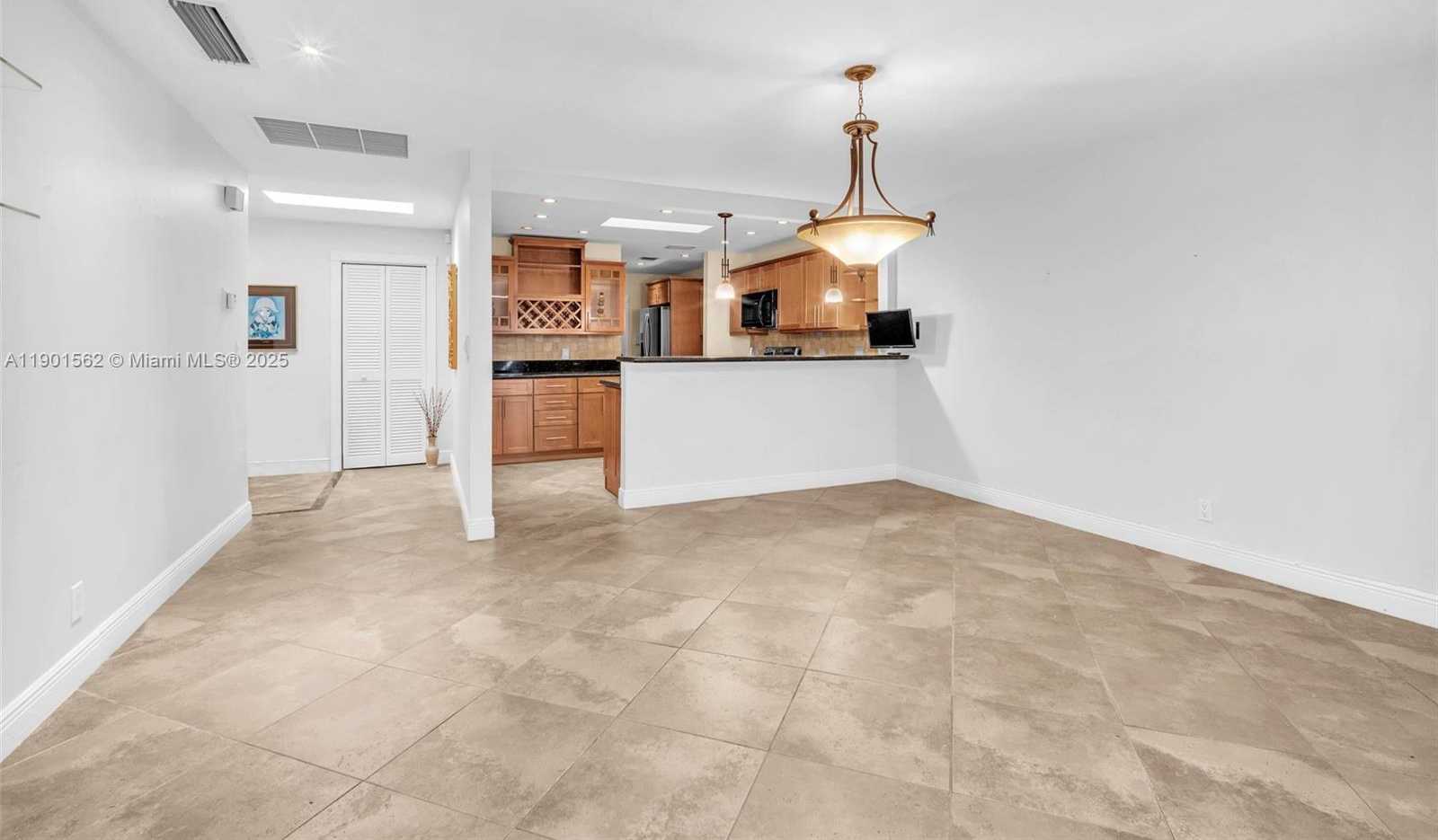 Small Image of 201 DUNWOODY LN #17-87, Hollywood Number 12