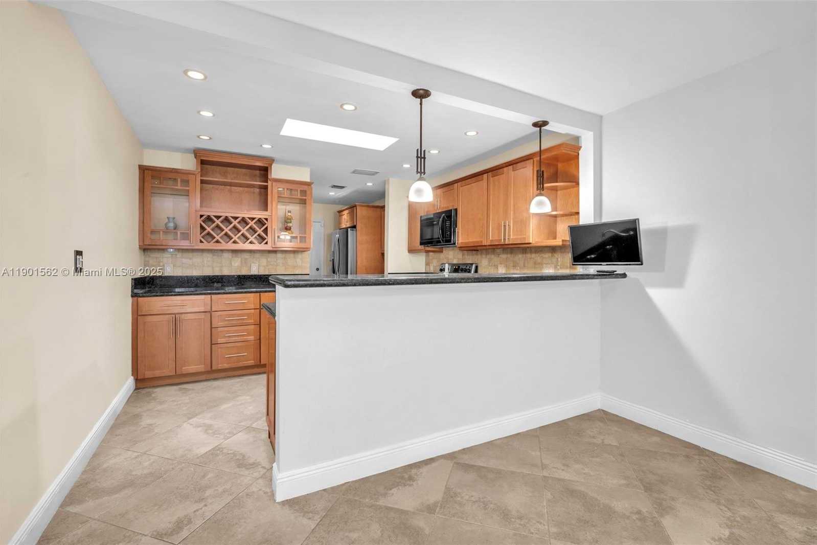 Small Image of 201 DUNWOODY LN #17-87, Hollywood Number 13