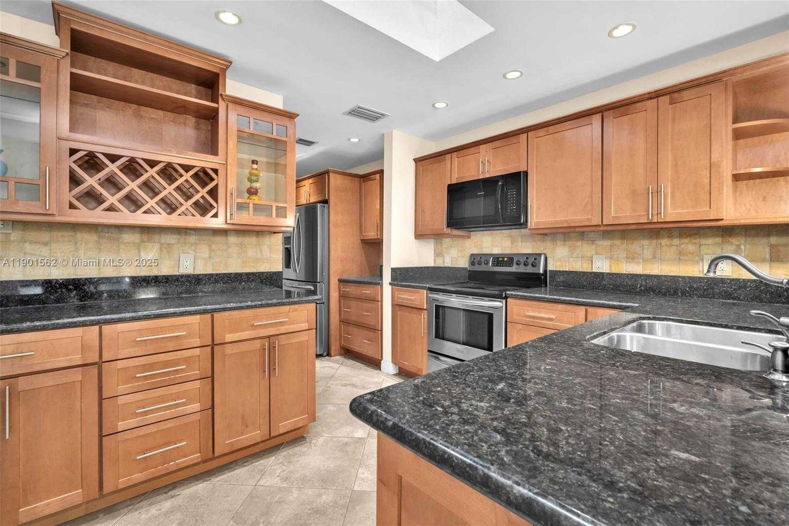 Small Image of 201 DUNWOODY LN #17-87, Hollywood Number 14