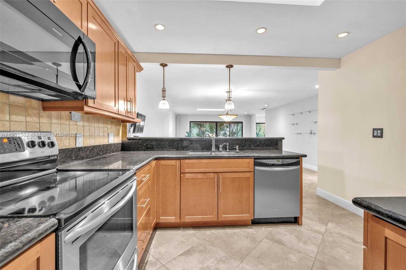 Small Image of 201 DUNWOODY LN #17-87, Hollywood Number 17