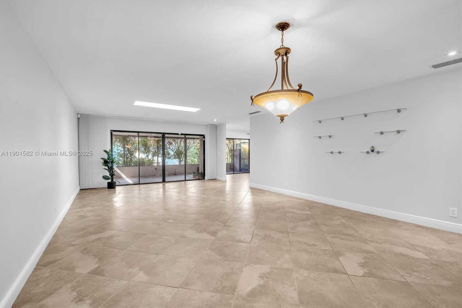 Small Image of 201 DUNWOODY LN #17-87, Hollywood Number 19