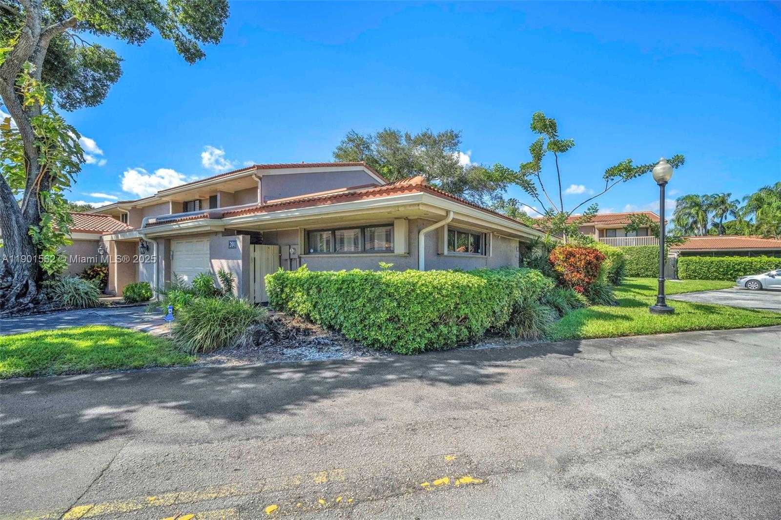 Small Image of 201 DUNWOODY LN #17-87, Hollywood Number 2