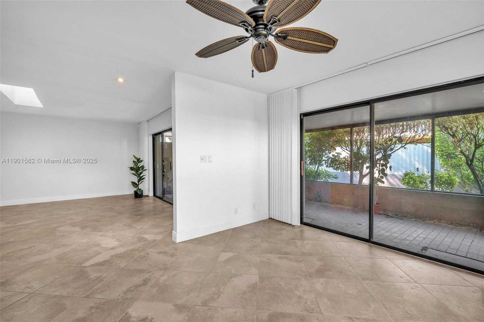 Small Image of 201 DUNWOODY LN #17-87, Hollywood Number 26