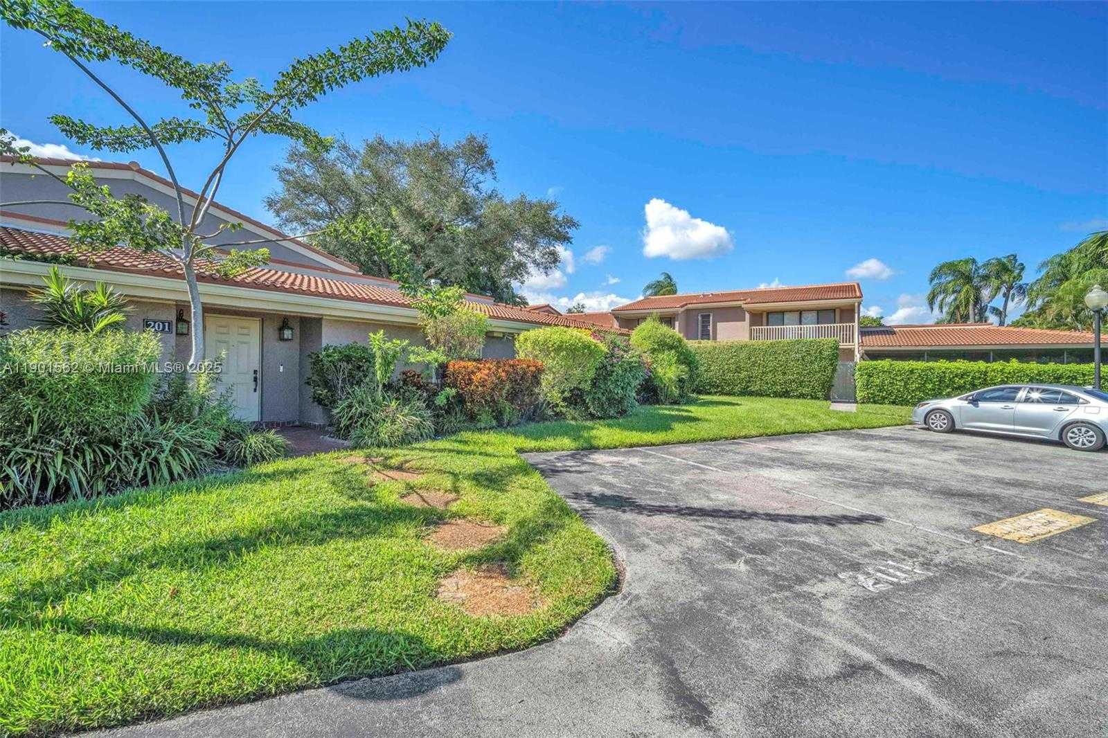 Small Image of 201 DUNWOODY LN #17-87, Hollywood Number 3