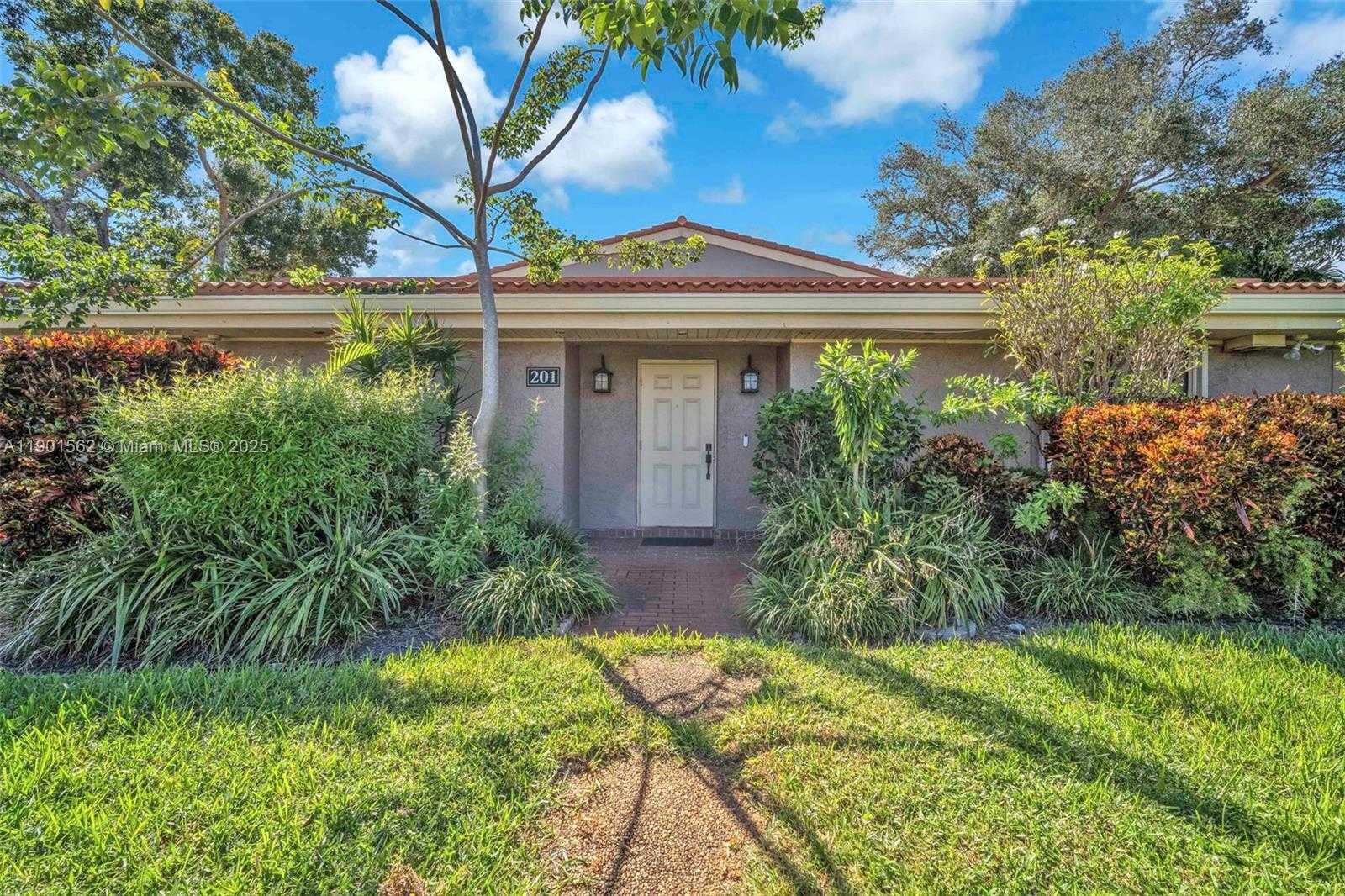 Small Image of 201 DUNWOODY LN #17-87, Hollywood Number 6