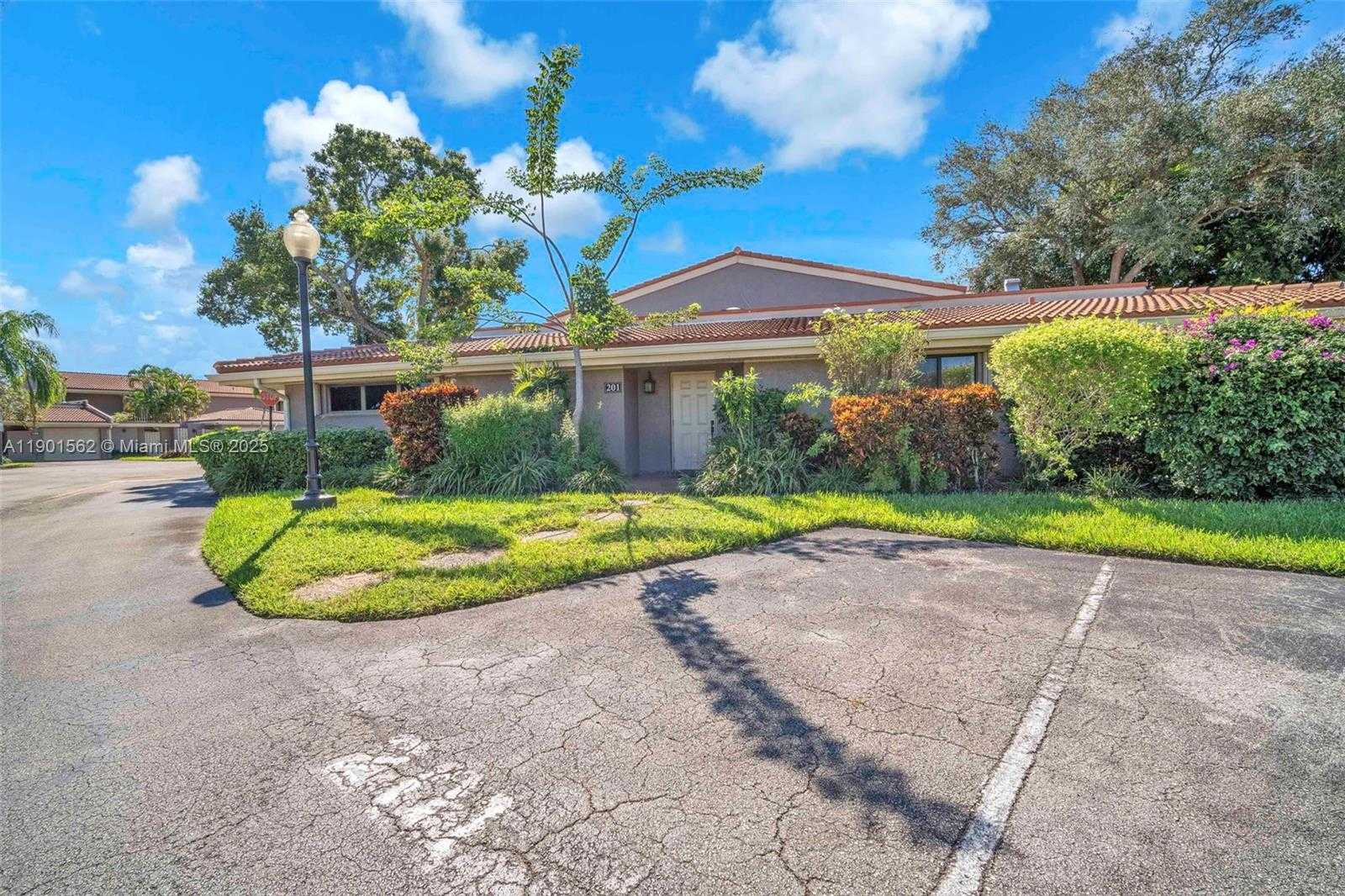 Small Image of 201 DUNWOODY LN #17-87, Hollywood Number 7