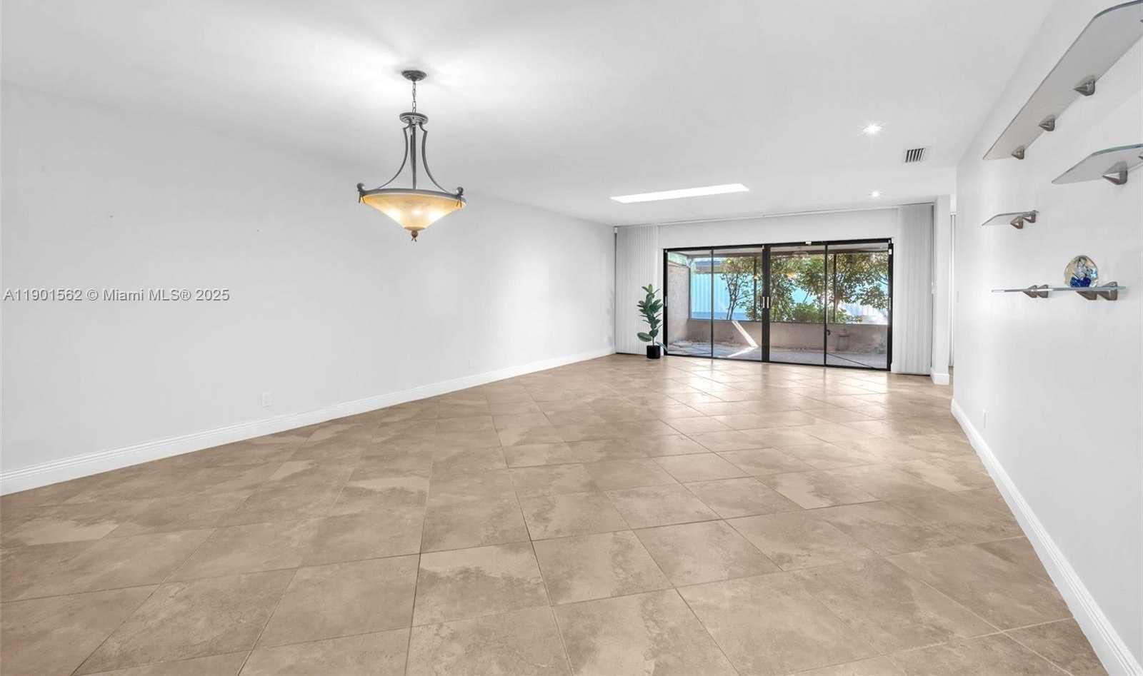 Small Image of 201 DUNWOODY LN #17-87, Hollywood Number 9