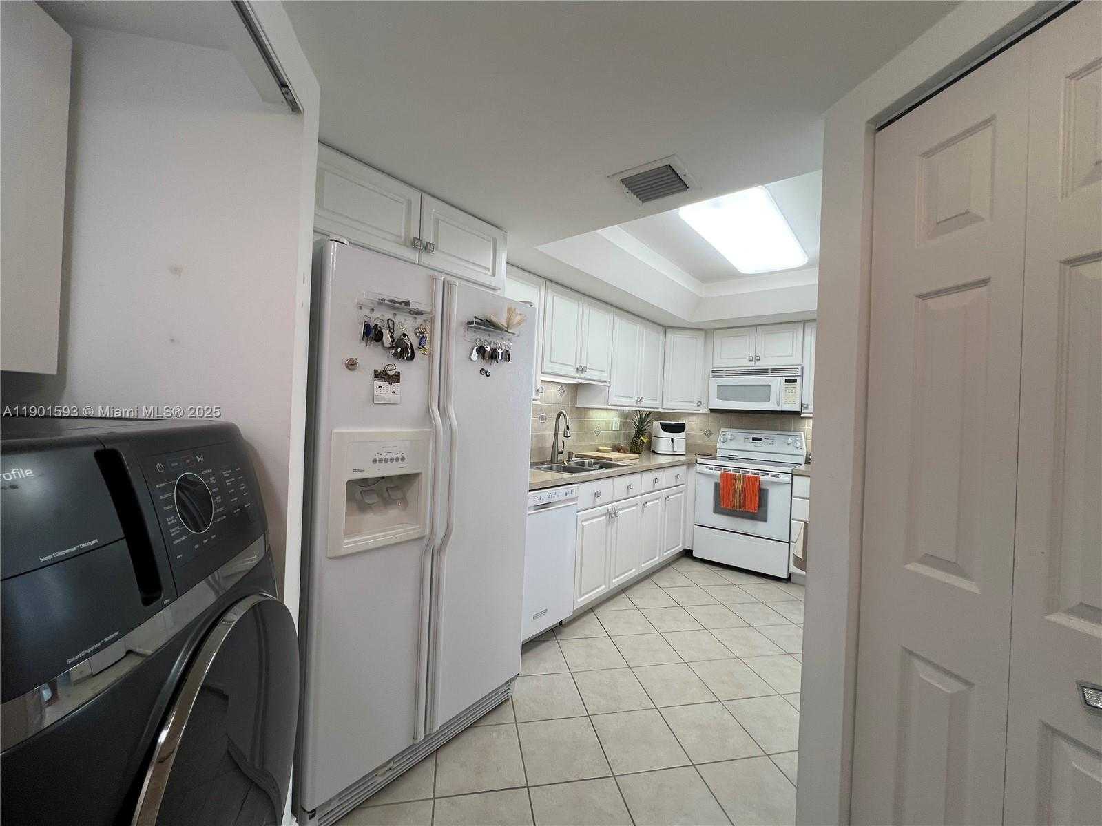 Small Image of 520 BRICKELL KEY DR #A900, Miami Number 16