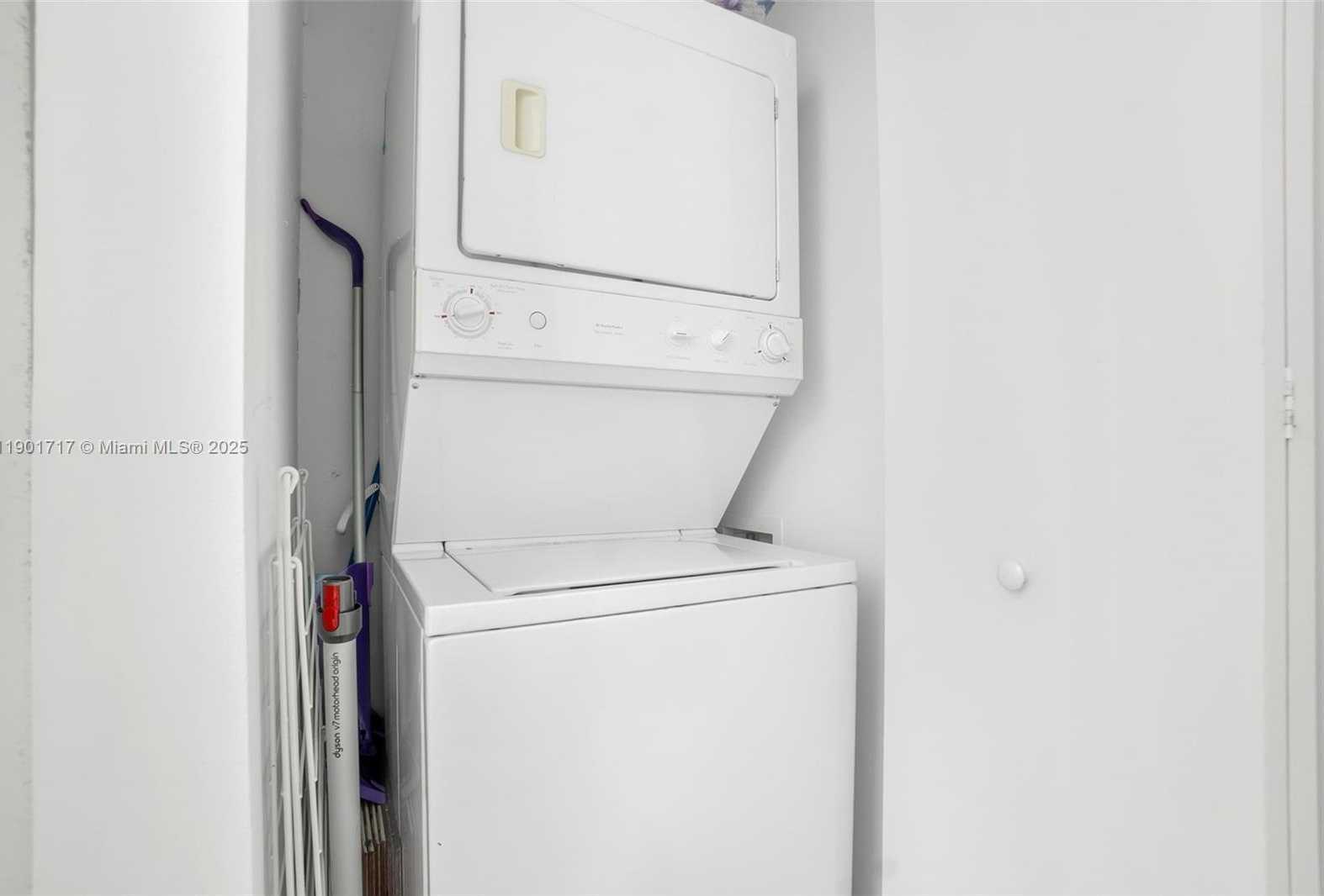 Small Image of 690 SOUTH WEST 1ST CT #2730, Miami Number 17