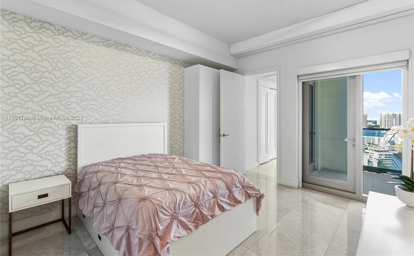 Imagen de Pequeño Objeto