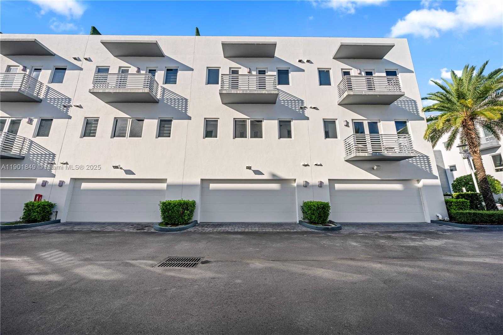 Small Image of 9153 NORTH WEST 33RD ST, Doral Number 35