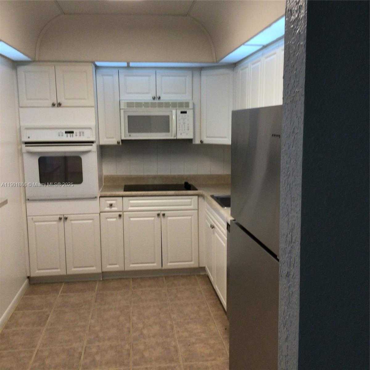 Small Image of 19390 COLLINS AVE #611, Sunny Isles Beach Number 4