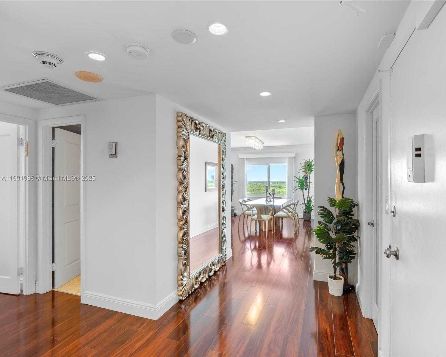 Small Image of 500 BAYVIEW DR #1722, Sunny Isles Beach Number 2