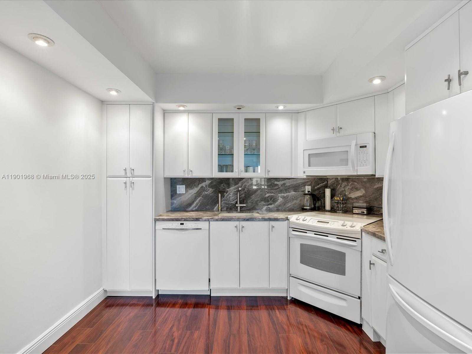 Small Image of 500 BAYVIEW DR #1722, Sunny Isles Beach Number 24