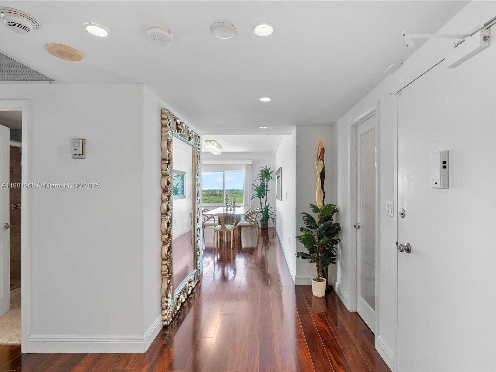 Small Image of 500 BAYVIEW DR #1722, Sunny Isles Beach Number 3