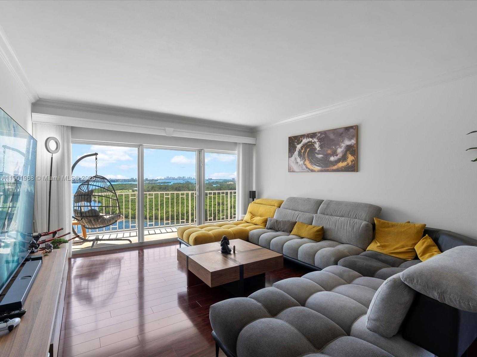 Small Image of 500 BAYVIEW DR #1722, Sunny Isles Beach Number 5