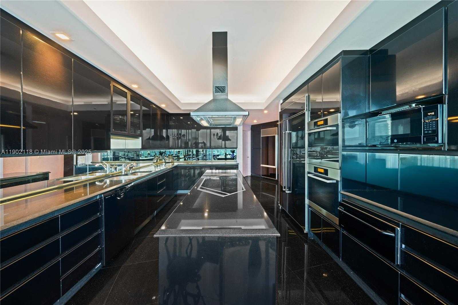 Small Image of 300 SOUTH POINTE DR #TH 3103, Miami Beach Number 18