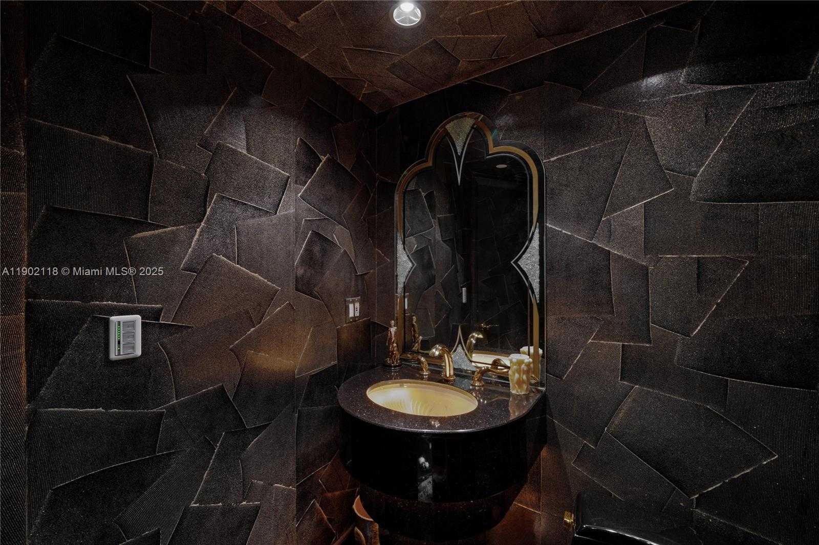 Small Image of 300 SOUTH POINTE DR #TH 3103, Miami Beach Number 21