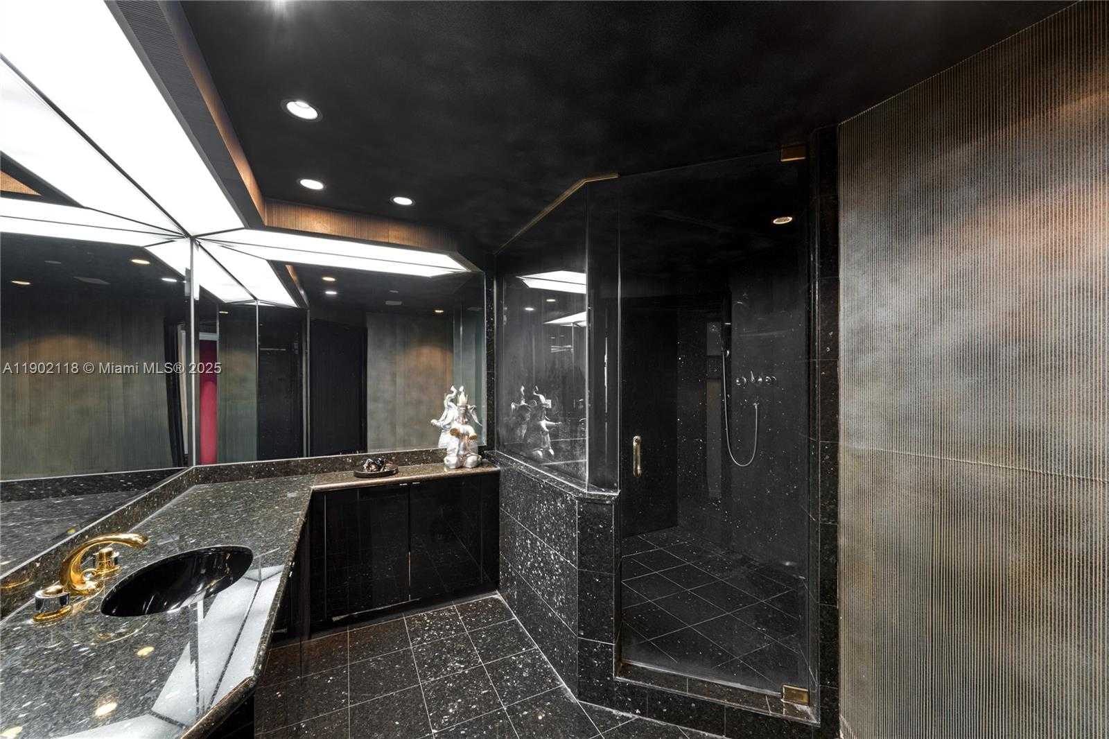 Small Image of 300 SOUTH POINTE DR #TH 3103, Miami Beach Number 34