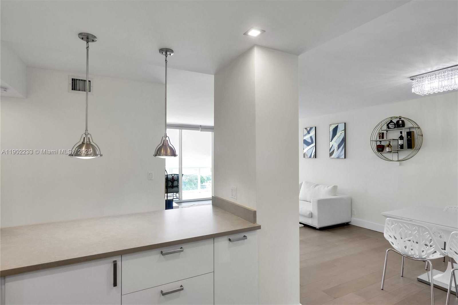 Small Image of 100 BAYVIEW DR #1008, Sunny Isles Beach Number 10