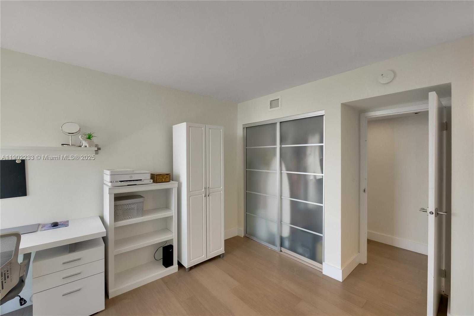 Small Image of 100 BAYVIEW DR #1008, Sunny Isles Beach Number 25