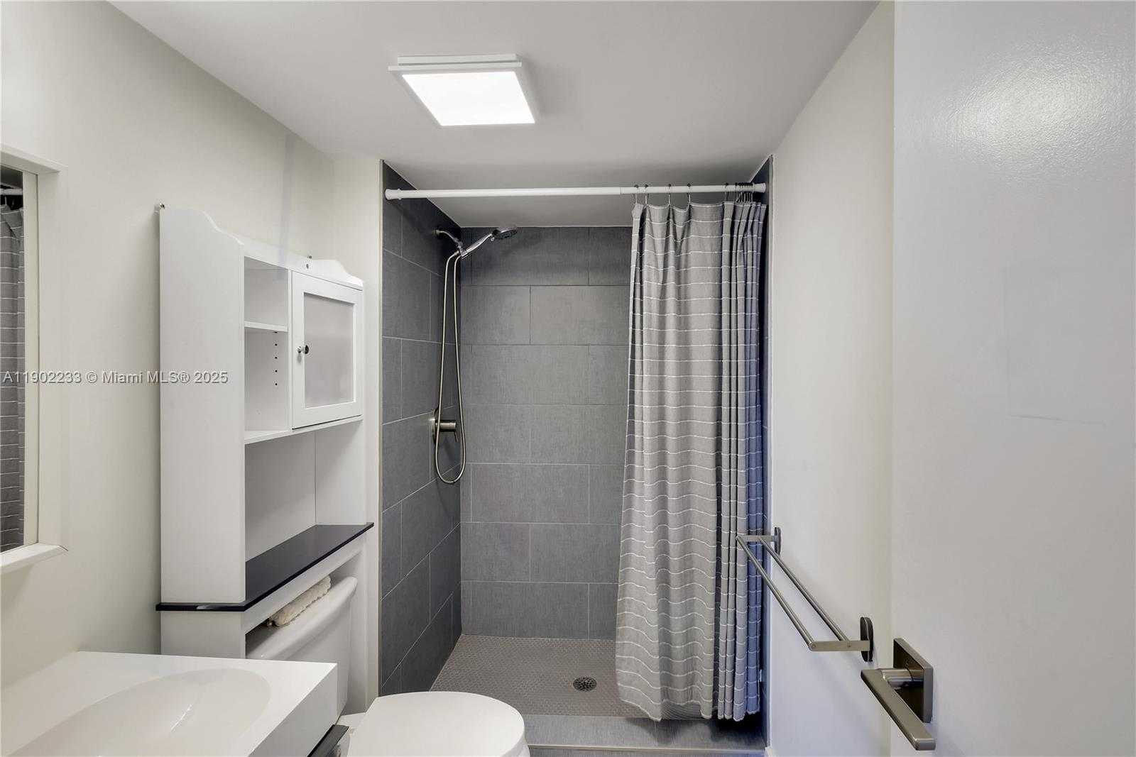 Small Image of 100 BAYVIEW DR #1008, Sunny Isles Beach Number 26