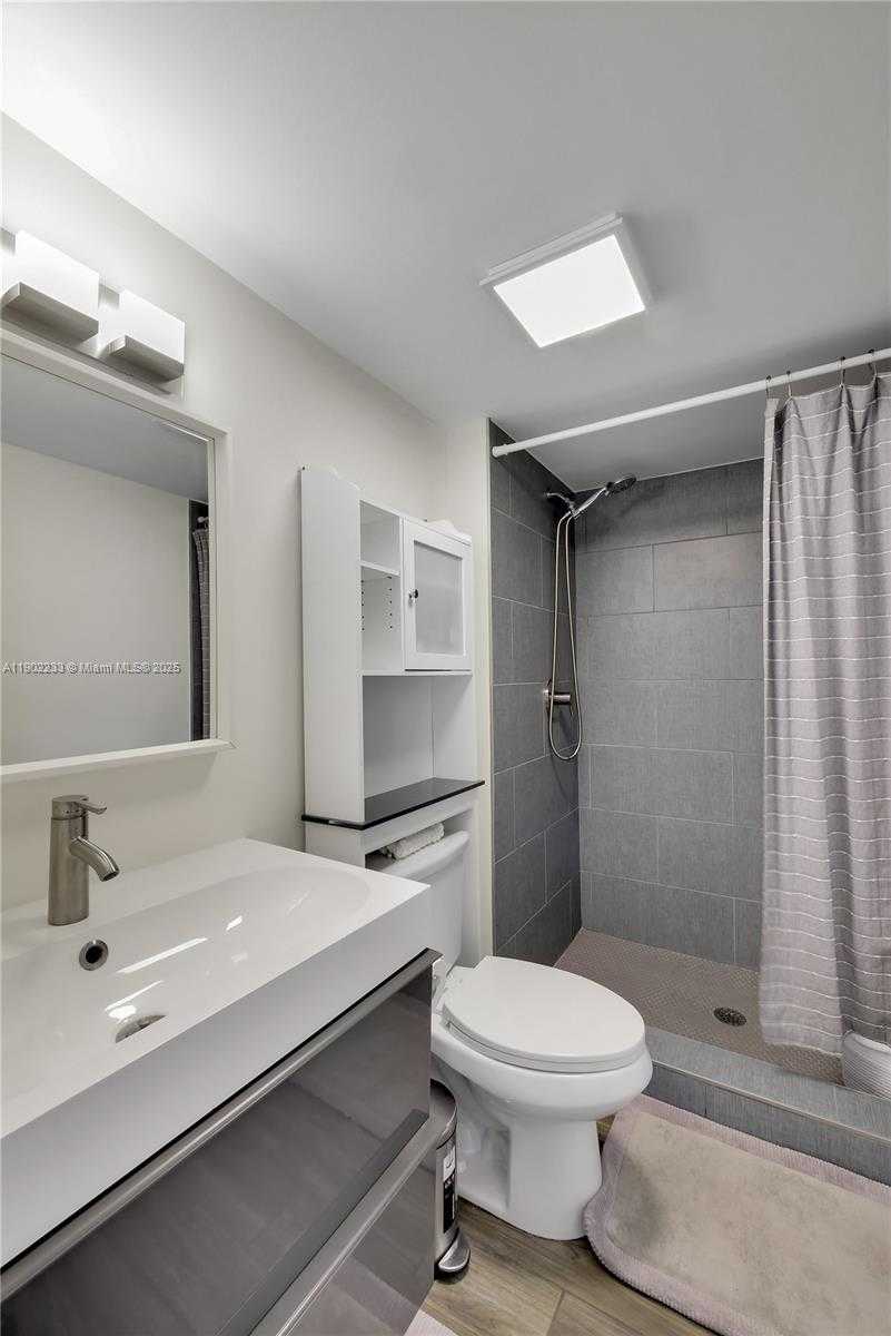 Small Image of 100 BAYVIEW DR #1008, Sunny Isles Beach Number 27