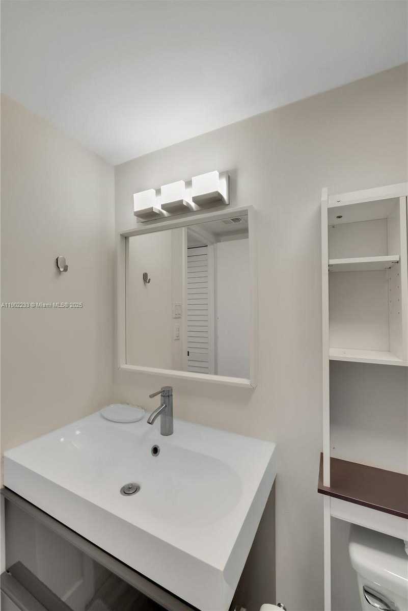 Small Image of 100 BAYVIEW DR #1008, Sunny Isles Beach Number 28