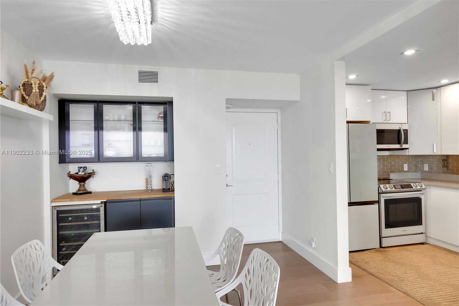 Small Image of 100 BAYVIEW DR #1008, Sunny Isles Beach Number 4