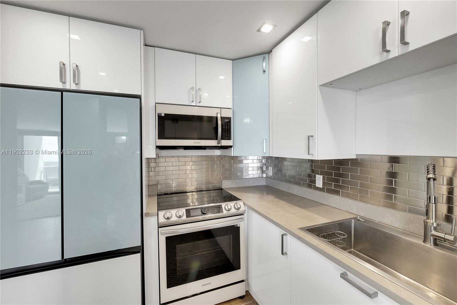 Small Image of 100 BAYVIEW DR #1008, Sunny Isles Beach Number 6