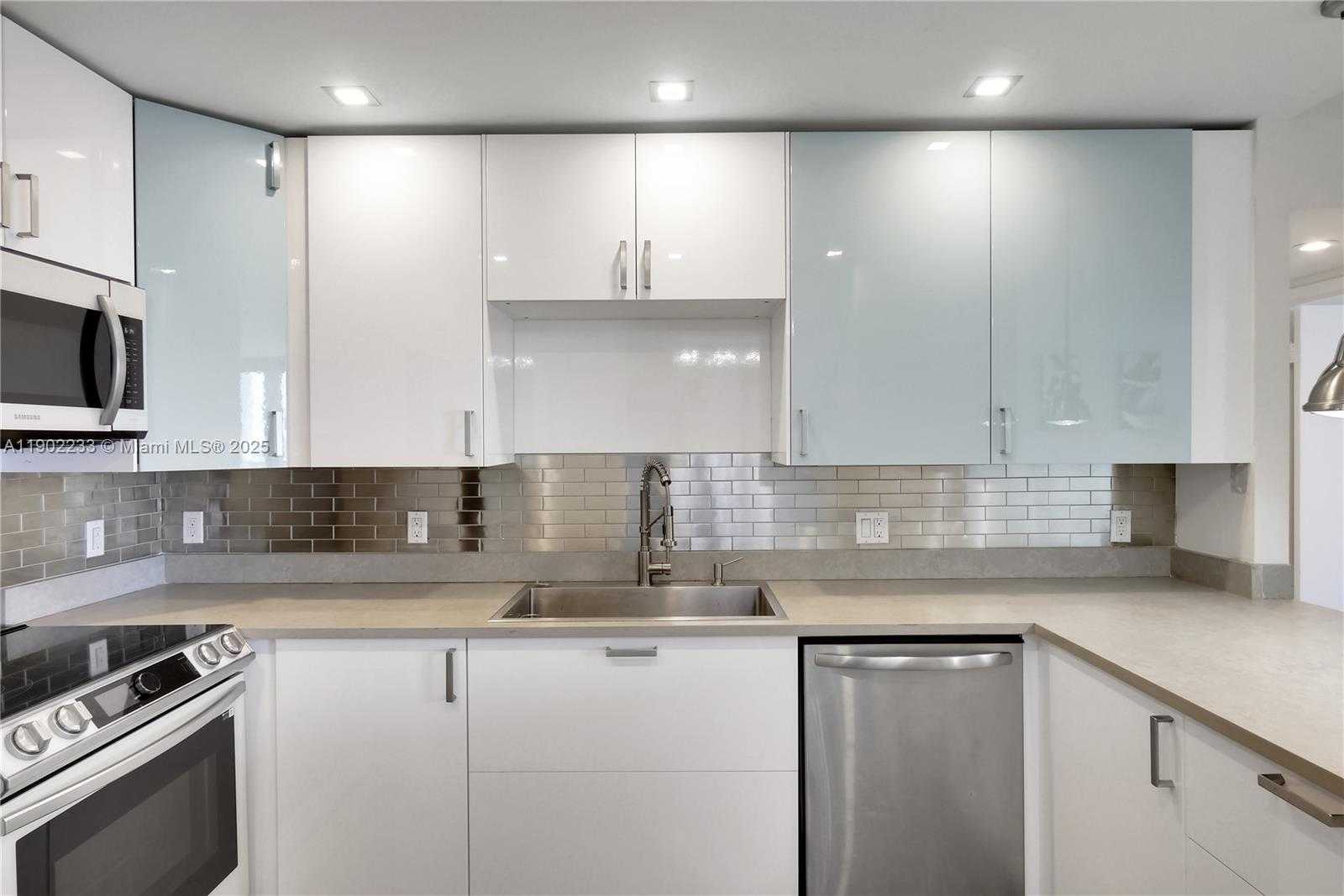 Small Image of 100 BAYVIEW DR #1008, Sunny Isles Beach Number 8