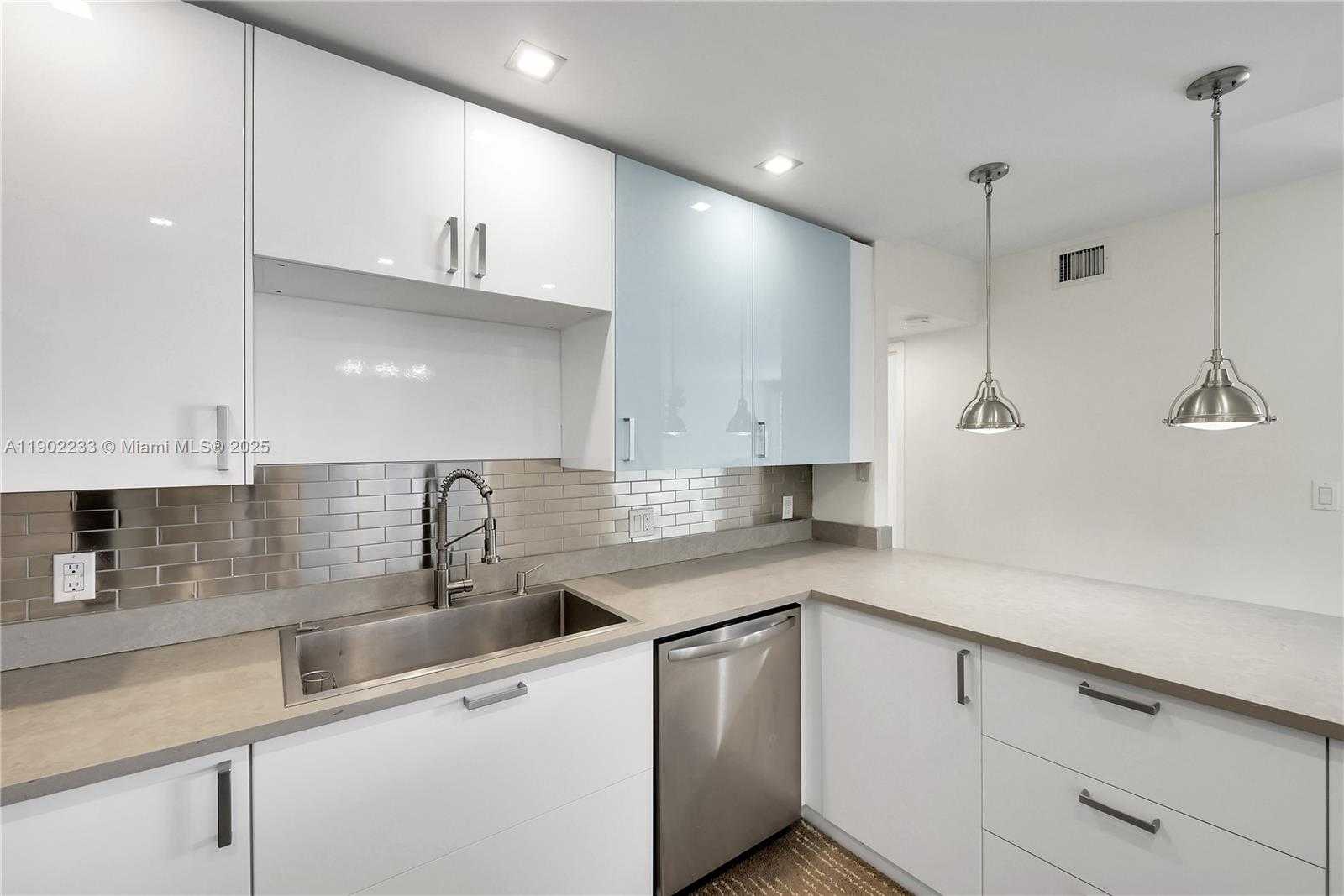 Small Image of 100 BAYVIEW DR #1008, Sunny Isles Beach Number 9