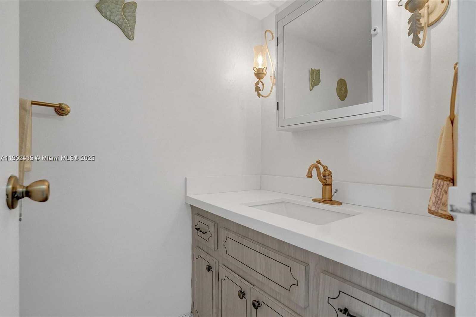 Small Image of 7620 CARLYLE AVE #703, Miami Beach Number 16