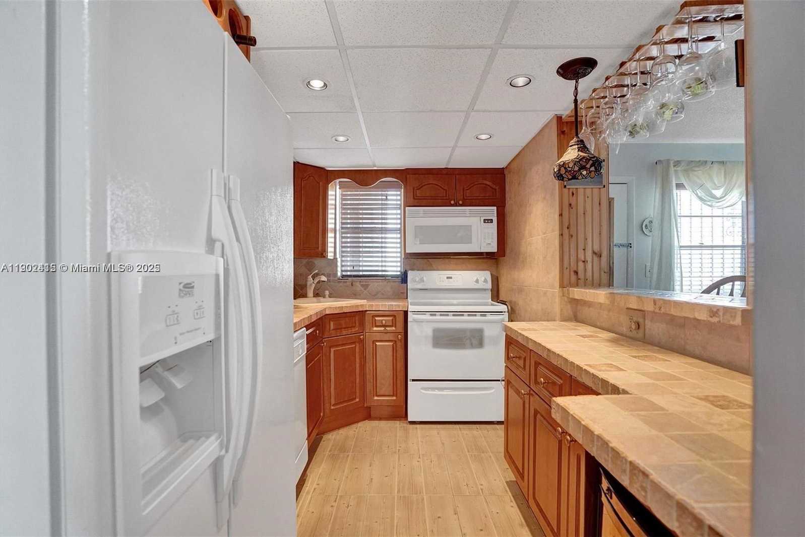 Small Image of 7620 CARLYLE AVE #703, Miami Beach Number 4