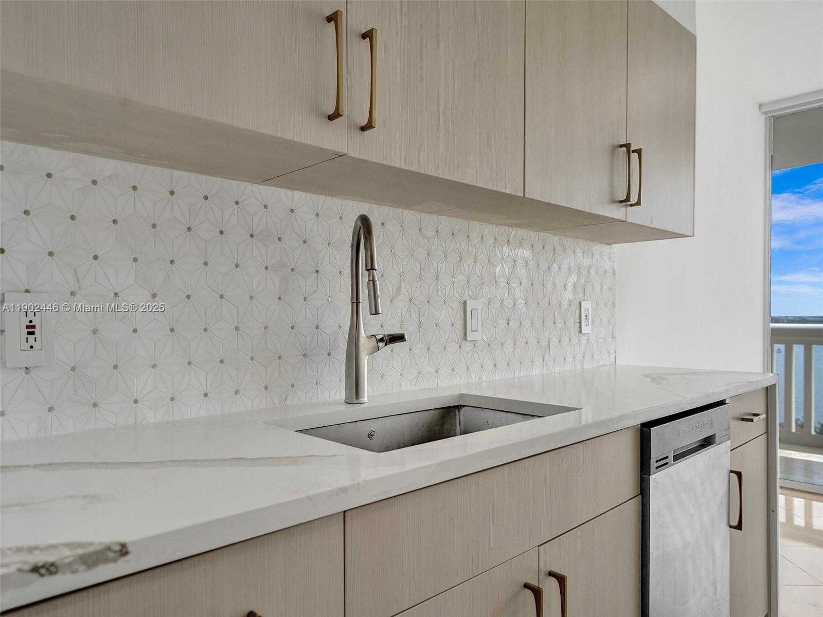 Small Image of 1000 WEST ISLAND BLVD #1612, Aventura Number 11