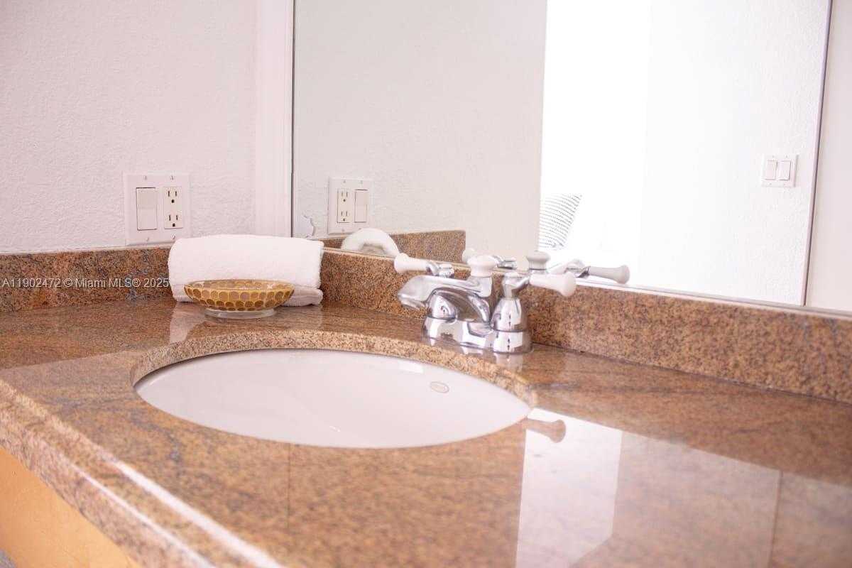 Small Image of 1717 NORTH BAYSHORE DR #B-4141, Miami Number 15